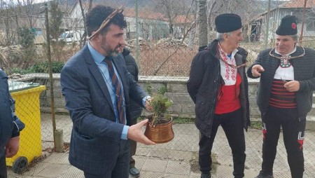 В Девня символично зарязаха лозите на Трифон Зарезан