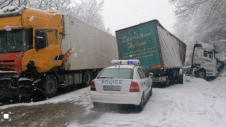 Заради катастрофи е затруднено движението по пътя София - Варна