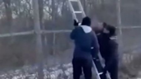 Станахме за смях: Трафиканти показват в клип как се преодолява оградата на българската граница