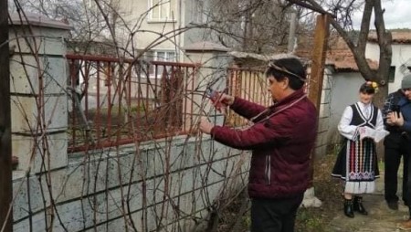 С пожелание за добра реколта отбелязаха Трифон Зарезан в Дългопол