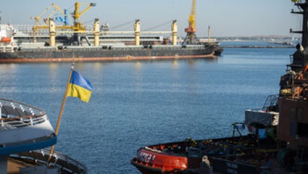 Екипажите на два български кораба все още се намират в украински пристанища