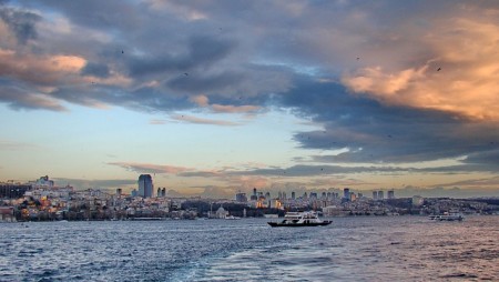 Турция затвори Босфора заради морски мини