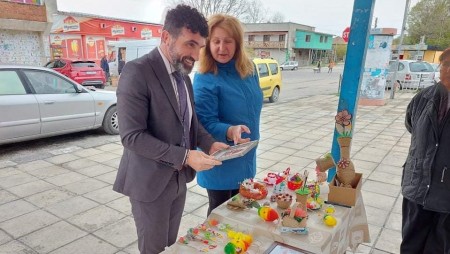 Кметът на Девня посети благотворителния базар в кв. „Повеляново