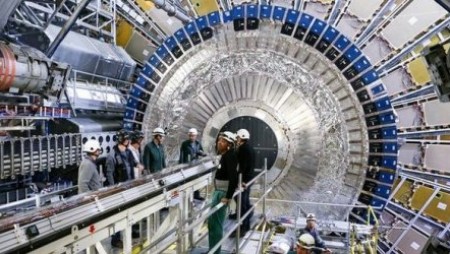След тригодишно прекъсване ЦЕРН възобнови работата на Големия адронен колайдер