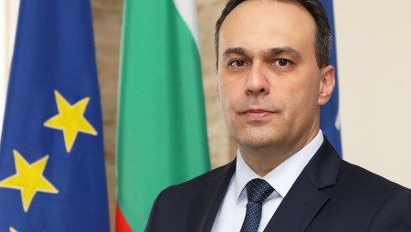 Министърът на отбраната ще участва в международна дискусия за Украйна
