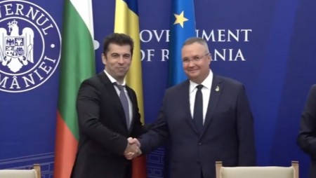 Премиерът Кирил Петков пристигна в Букурещ