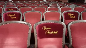 Брандираха 16 почетни кресла в залата на Драматичния театър