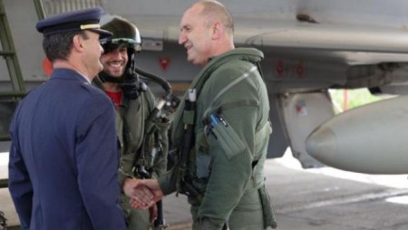 Президентът Румен Радев проведе демонстрационен полет на изтребител „Юрофайтър