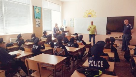 Жив интерес на малките доброволци от Дългопол към полицейската професия