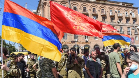 Хиляди протестират в Ереван, не искат отстъпки пред Азербайджан за Нагорни Карабах