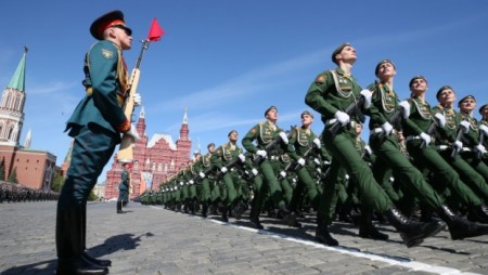Русия отбелязва Деня на победата с военни паради в 28 града