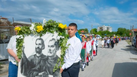 Празнично шествие в три лъча изпълни улиците на Бяла по повод 24 май