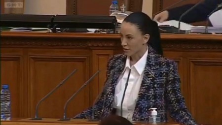 Депутатът от ГЕРБ/СДС Славена Точева към премиера: С танк ли се движи областният управител на Варна ?