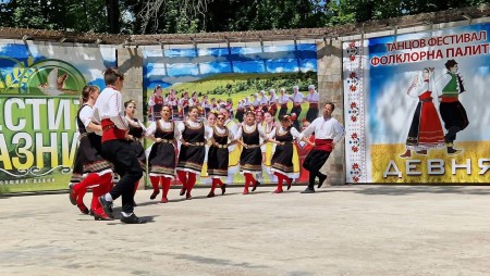 Любителски състави показаха красотата на българския танц във фестивала „Фолклорна палитра