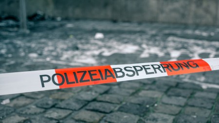 Кола се вряза в пешеходци в Берлин, има жертва и десетки ранени