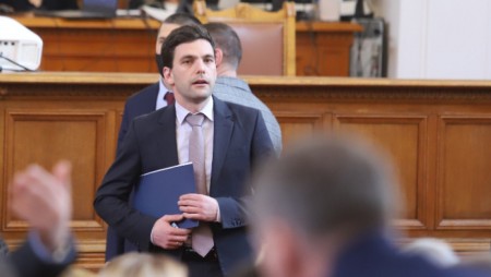 Депутатите освободиха председателя на парламента Никола Минчев