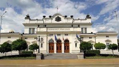 Вотът на недоверие на кабинета Петков - ГЕРБ атакува, премиерът отрича