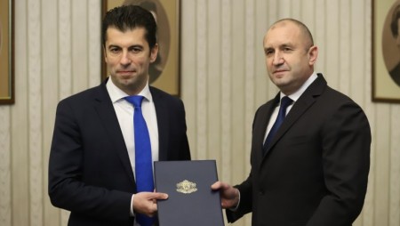 Радев завърта рулетката и дава първия мандат на ПП. Какво следва