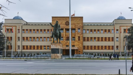След бурни дебати парламентът в Македония одобри френското предложение