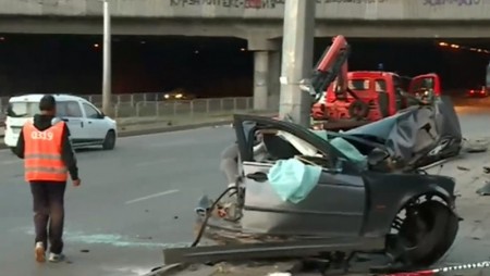 Кола се разцепи при тежка катастрофа в София, има загинали пешеходци