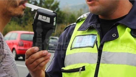 31-годишен пиян шофьор се блъсна в мантинелата на пътя за Дългопол