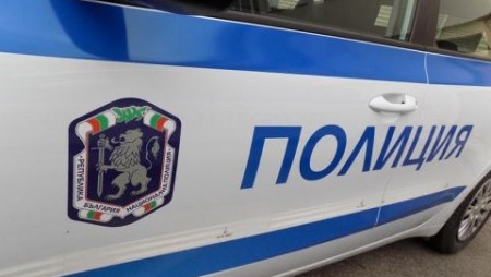 Вкараха шофьор в ареста – в колата си натъпкал 12 мигранти
