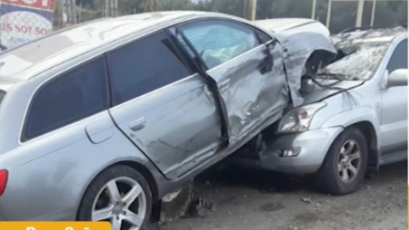 ЕКШЪН НА ПЪТЯ: Кола помля бус край Самоков, „кацна” върху друг автомобил