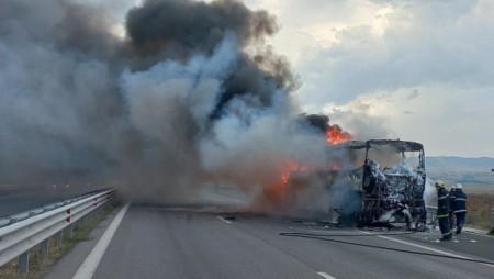 Автобус, превозващ 50 души, се запали на АМ „Тракия
