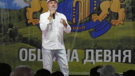 Илия Ангелов и Райна взривиха публиката със свои хитови изпълнения по случай 53 години от обявяването на Девня за град