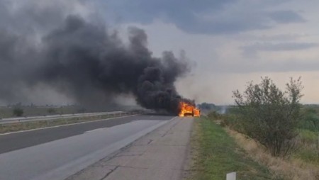 Джип, превозващ мигранти, се запали на АМ „Тракия