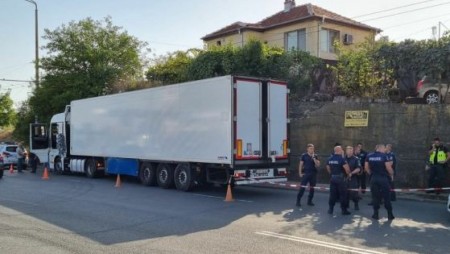 Заловиха тир с близо 100 нелегални мигранти в Бургас