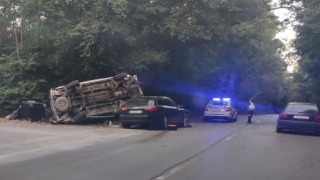 Катастрофа ограничи движението по пътя между Ново Оряхово и Шкорпиловци. Двама са пострадали