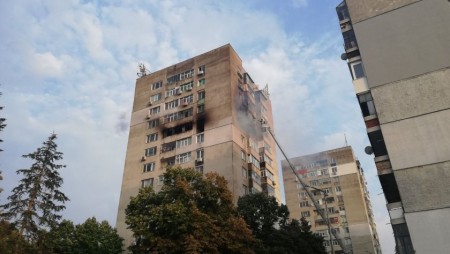 Четири пожарни гасят в шуменски блок огнената стихия