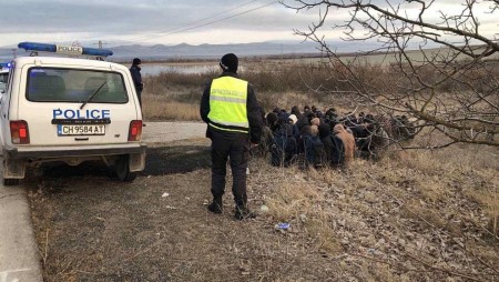 Разбиха престъпна група, занимаваща се с нелегални мигранти