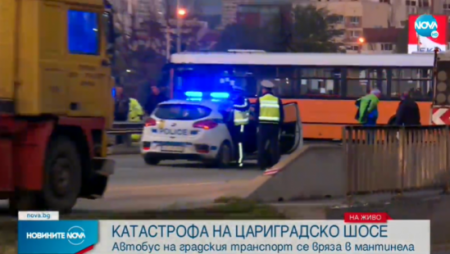 Автобус на градския транспорт в София се вряза в мантинела