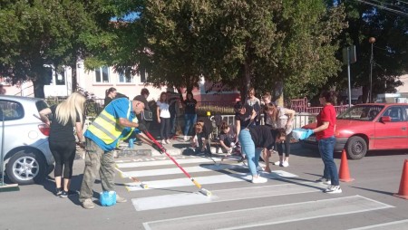 Над 20 пешеходни пътеки освежиха в Девня преди началото на първия учебен звънец