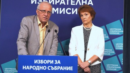 ЦИК: 15 секции в страната преминаха на хартиени бюлетини