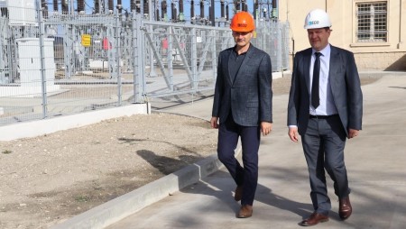 Министърът на енергетиката инспектира реконструкцията на една от най-старите подстанции край Девня