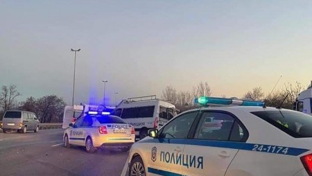 Раниха полицай след гонка с нелегални мигранти в София