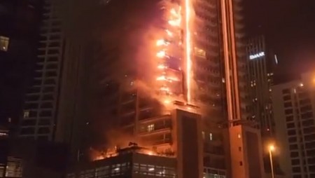 Пожар избухна в 35-етажна сграда в Дубай