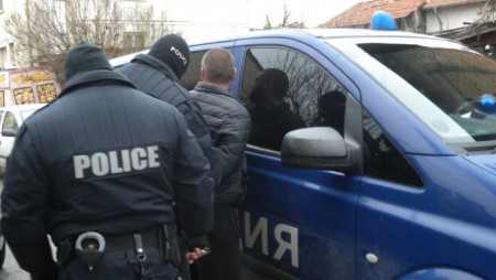 Задържаха колата с полска регистрация и 10 нелегални мигранти
