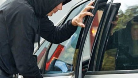 Спипаха автоджамбази от Синдел, задигнали гуми с лети джанти, акумулатор