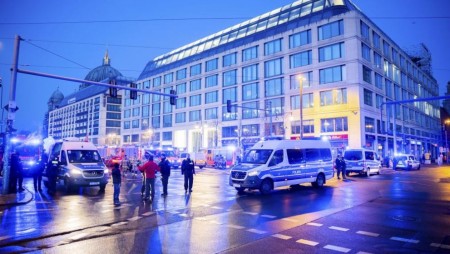 Огромен аквариум се спука в хотел в Берлин, има ранени