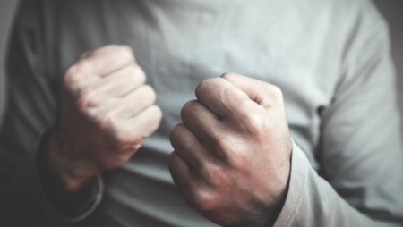 Намериха момче в безпомощно състояние пред дискотека след побой