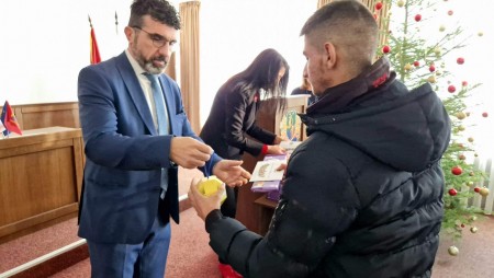 Дариха Коледни подаръци на деца от Девня