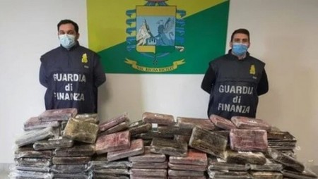 Водолази откриха 1 тон кокаин, скрит в дъното на кораб в Италия