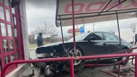 Кола се вряза в магазин за авточасти в София