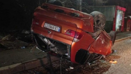 Автомобил се обърна по таван в столичния квартал „Овча купел“
