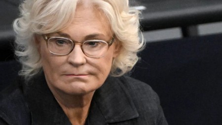 Министърката на отбраната на Германия подаде оставка на фона на множество критики