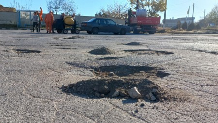 Аврен ще тегли заем за ремонт на разбито междуселско шосе